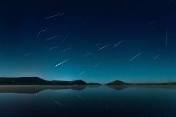 月夜多伦，星陨如雨