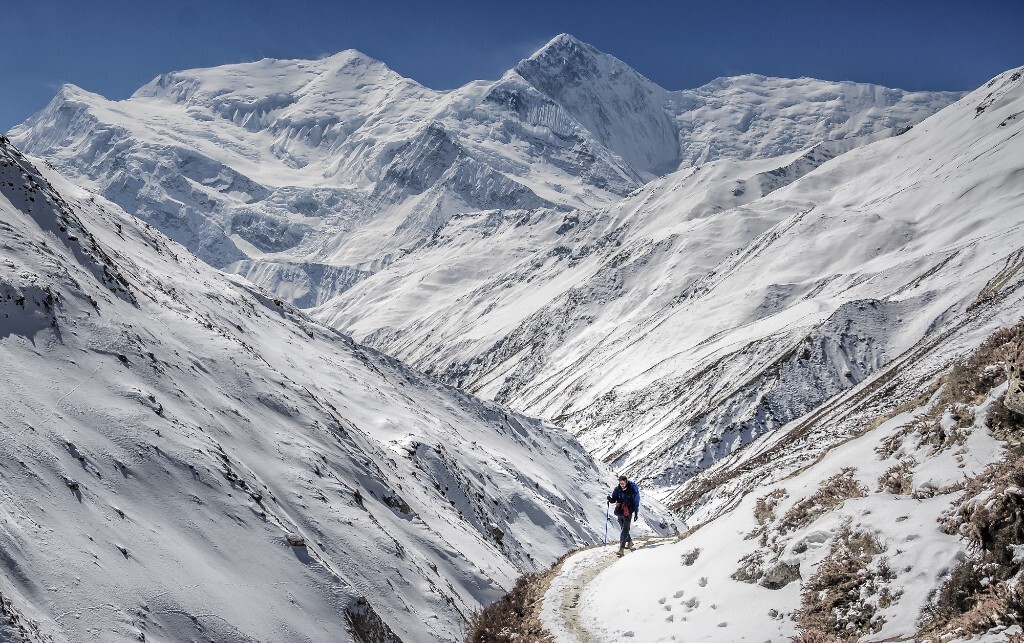 这是我安娜大环线徒步的第九天。前几天大雪连续袭击了尼泊尔东部山区，一路遇到的都是垂头丧气的从山上原路撤下的徒步者。