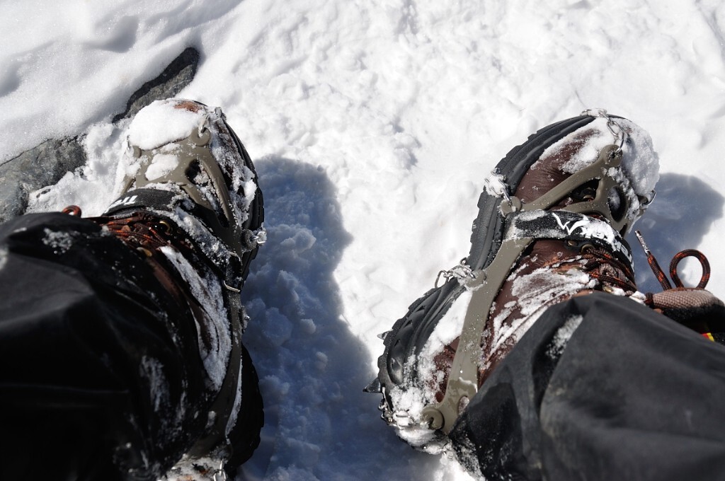 因为高价收购冰爪后已经没有现金购买雪套，走了一天，我的鞋子里面已经全部被雪湿透了！