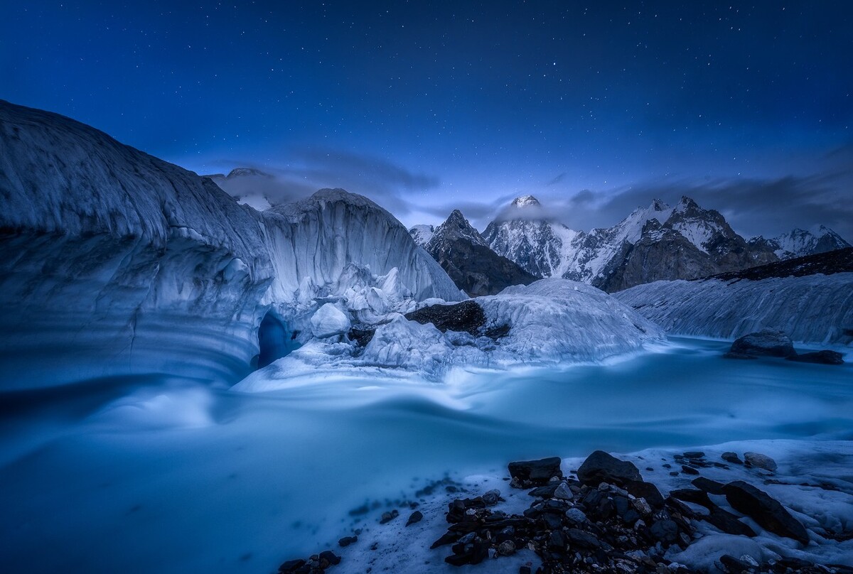 《冰河之梦》<br />
<br />
拍摄于巴基斯坦和中国新疆交界处，喀喇昆仑山脉深处的一处冰川河流旁。图片前景冰河和背景星空分开拍摄。前景拍摄于晚上7：23太阳落山之后，ISO200，f11，曝光116秒。在天全黑之前拍摄星空前景，可以保证高质量的前景。使用了ND1000减光镜，完全雾化水流细节。<br />
<br />
星空拍摄于晚上8：17天完全暗下来之后，ISO800，f5.6，曝光30秒。后期使用亮度蒙版结合笔刷合成两张曝光。<br />
<br />
一张照片的成品仅仅是最后的成就感而已。更重要的，是不断探索的道路上，那些难忘的经历和见闻。
