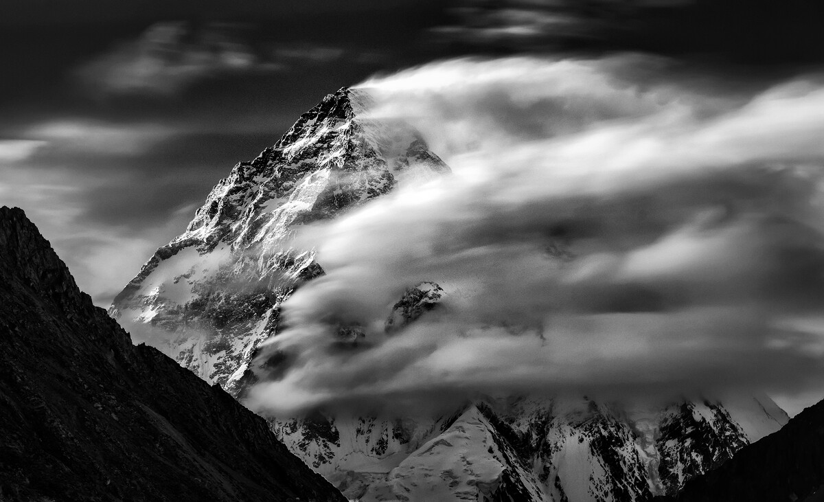 ​很多职业登山家的目标，不是比较商业化的珠峰，而是这座金字塔形状，气候多变，死亡率奇高，8611米的世界老二。