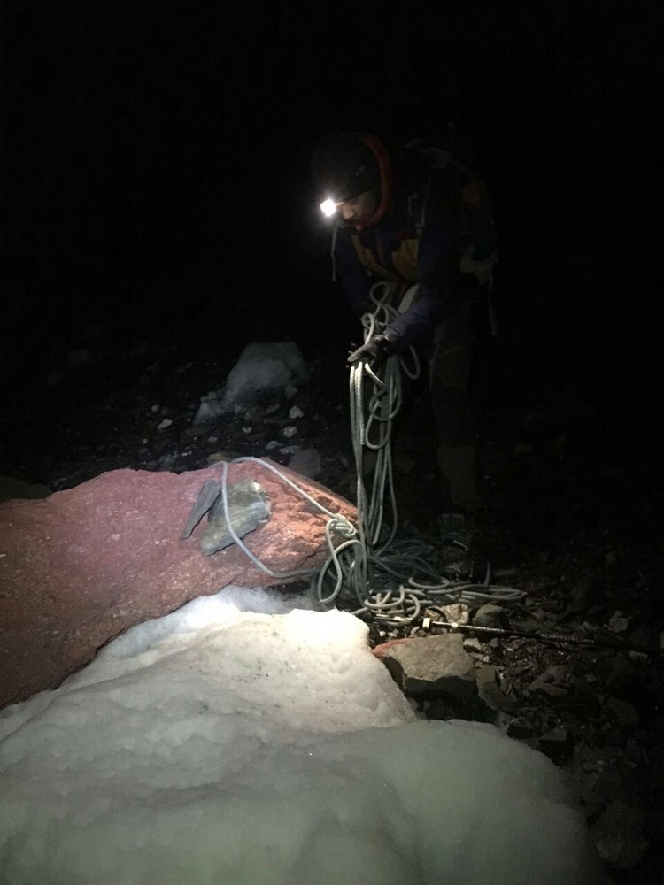 ​为了下到谷底拍摄冰河星空，我们在向导的帮助下，把绳子绑在几块巨石上。