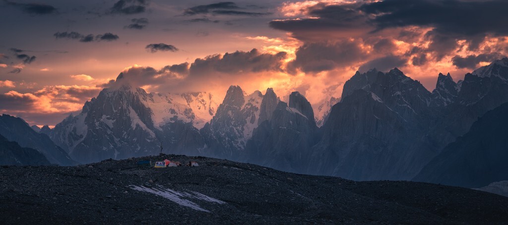 巴基斯坦K2徒步，夕阳烈焰下的露营营地。