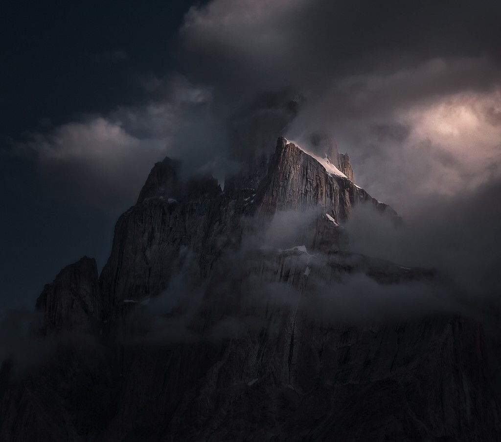 Great Trango Tower大川口塔，巴基斯坦喀喇昆仑的标志性巨峰之一，在阴暗的云雾和光影中显得格外迷人。