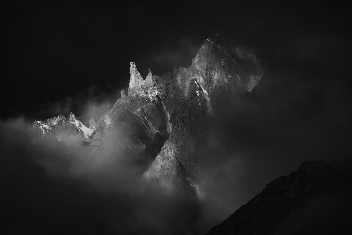 巴基斯坦喀喇昆仑山区，云雾中的山峰。