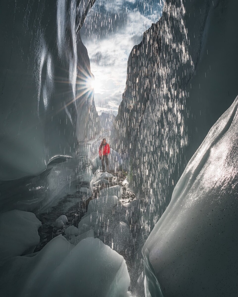 去年的巴基斯坦Baltoro冰川，我和队员在冰塔林的底部进行探索。强烈的日光下，融水从冰川上飞流直下，就像下雨一样。现在我们又来到了斯卡杜，期待新的征程～