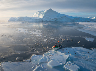 格陵兰岛，冰山下的捕鱼场景