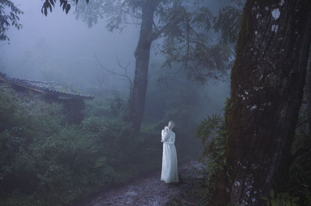 这张是合成的。下山的时候下起了大雨，雨后山间起了雾，看到这场景就像如果能有个模特穿着长裙在这拍一组该有多美。