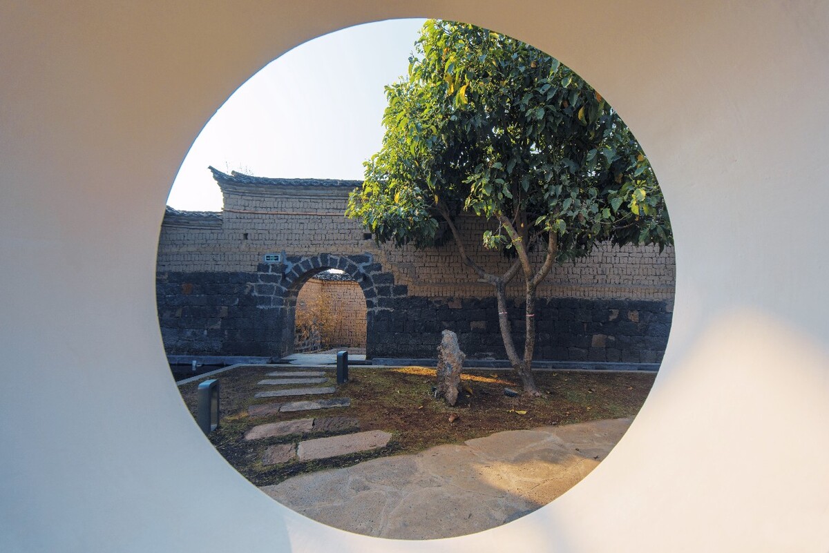 院子里的照壁留出了一个圆形的孔，从孔里往外看去，真可谓一步一景，妙趣横生。