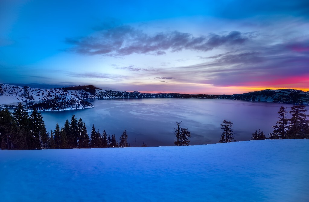 The crater lake is the sole national park in Oregon, US. We were here for the starts, but as same as the weather in Oregon, it was extremely cloudy. We brought tent and heater, lucky, we were not injured by the snow on the hotel roof. we slept in our cars for the sunrise in mystery.