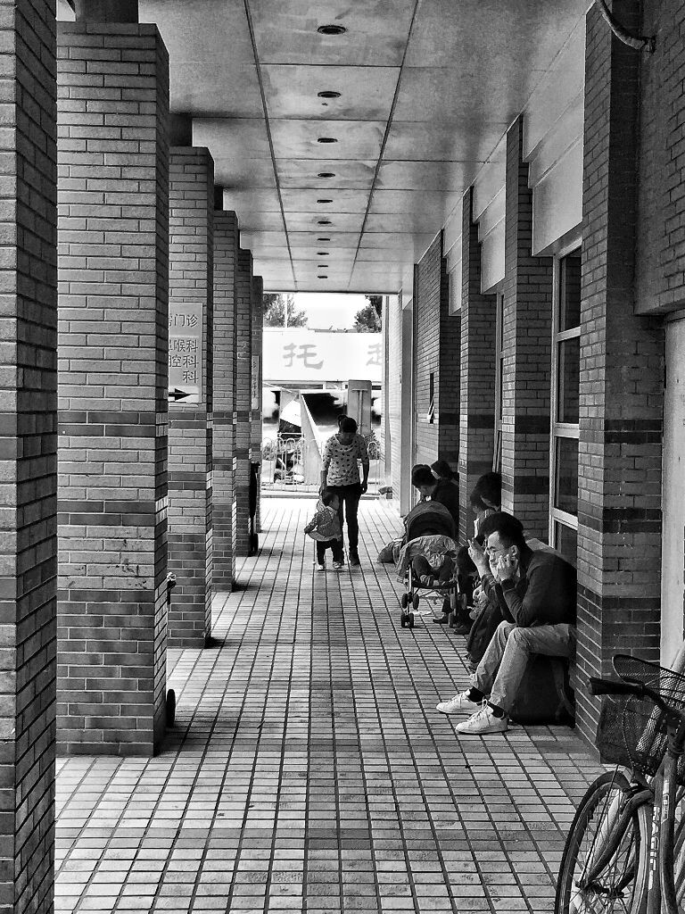 中国现状，看病难，养孩难，生存难。