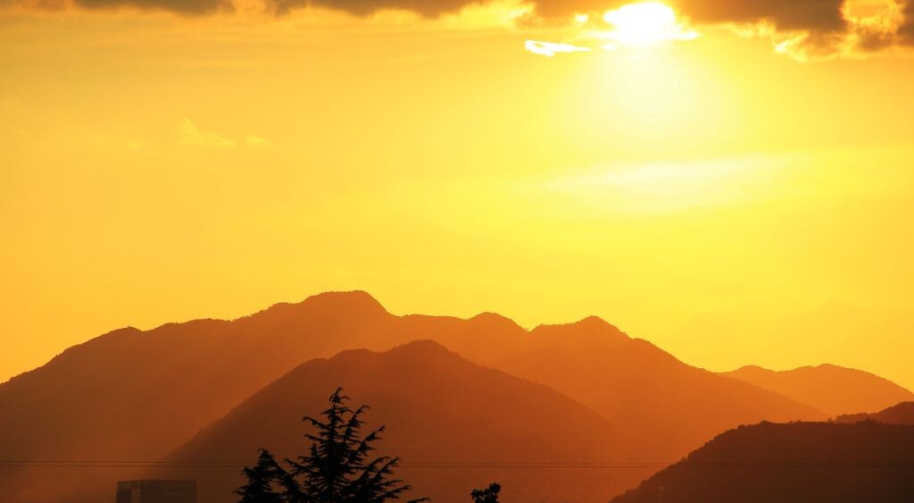 日暮苍山远