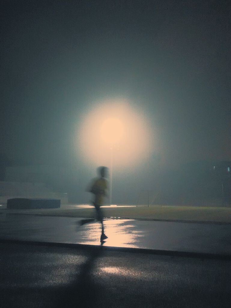 深夜雨中操场奔跑的少年 VSCO后期调色