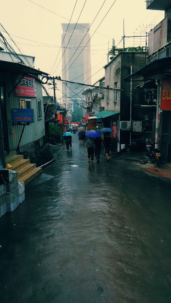 毕业季的学生街 繁杂的电线，忧郁的雨伞和昏暗的小店构成了这幅伤感的风景 VSCO后期调色