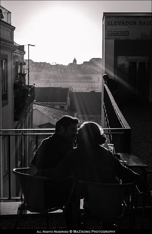里斯本(Lisbon)的夕阳下的恋人