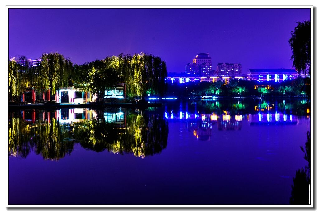 夜幕下的济南大明湖,远山近水与晴空融为一色,犹如一幅巨大的彩色画卷,可谓步移景换,游趣无穷。你看那平静的湖面,蔚蓝的天空,秀美的楼阁,水中的倒影,绚丽的灯光,鬼斧神工描绘出如梦似幻、如醉如痴、七彩斑斓的明湖夜色。