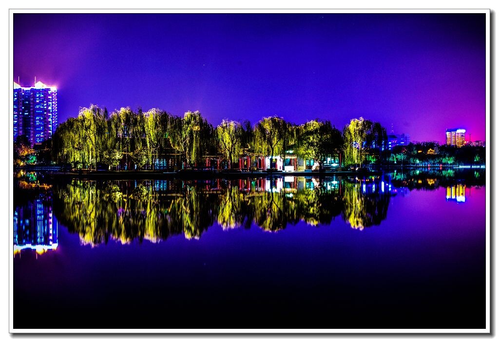夜幕下的济南大明湖,远山近水与晴空融为一色,犹如一幅巨大的彩色画卷,可谓步移景换,游趣无穷。