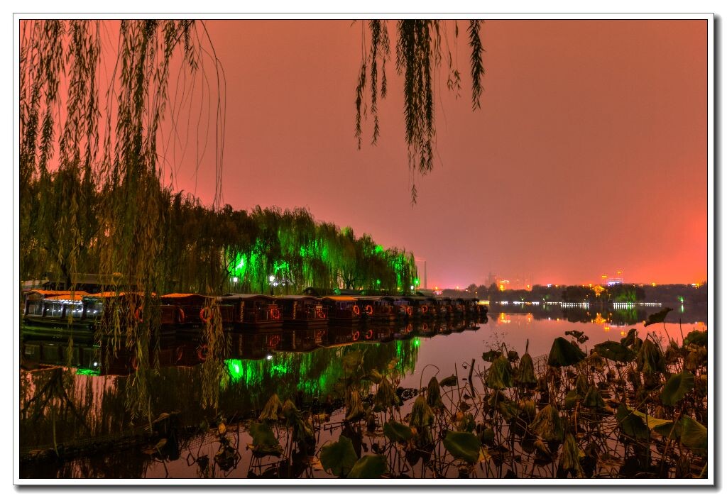 夜幕下的济南大明湖,远山近水与晴空融为一色,犹如一幅巨大的彩色画卷,可谓步移景换,游趣无穷。