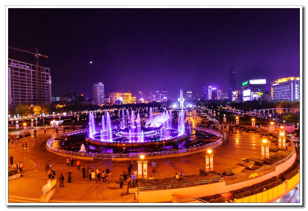 济南泉城广场五彩斑斓的夜色