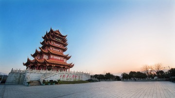 五岭逶迤腾细浪