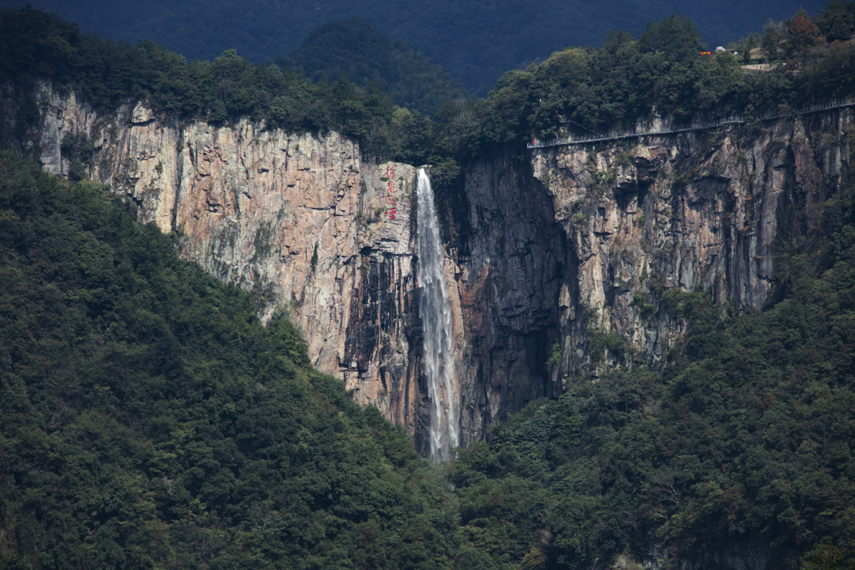 远眺徐凫岩瀑布