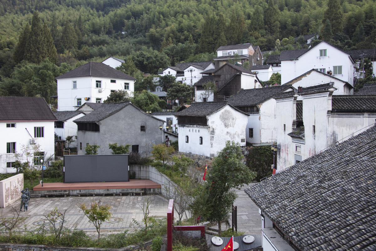 余杭山沟沟景区傍晚的茅塘