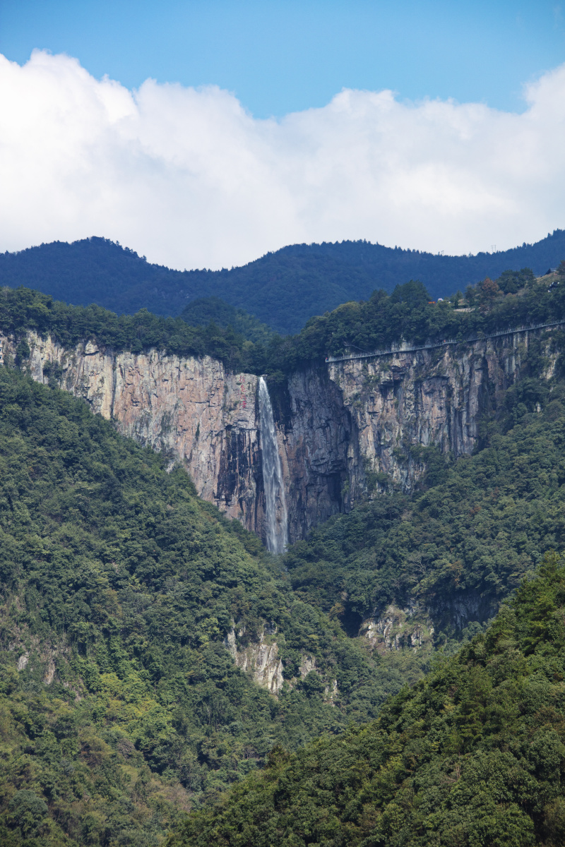远眺徐凫岩瀑布