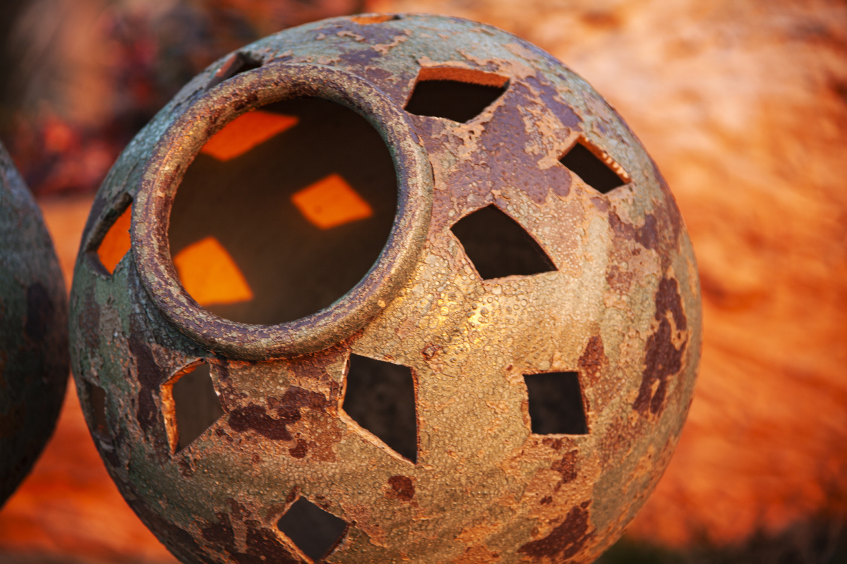 阳光下的破罐子