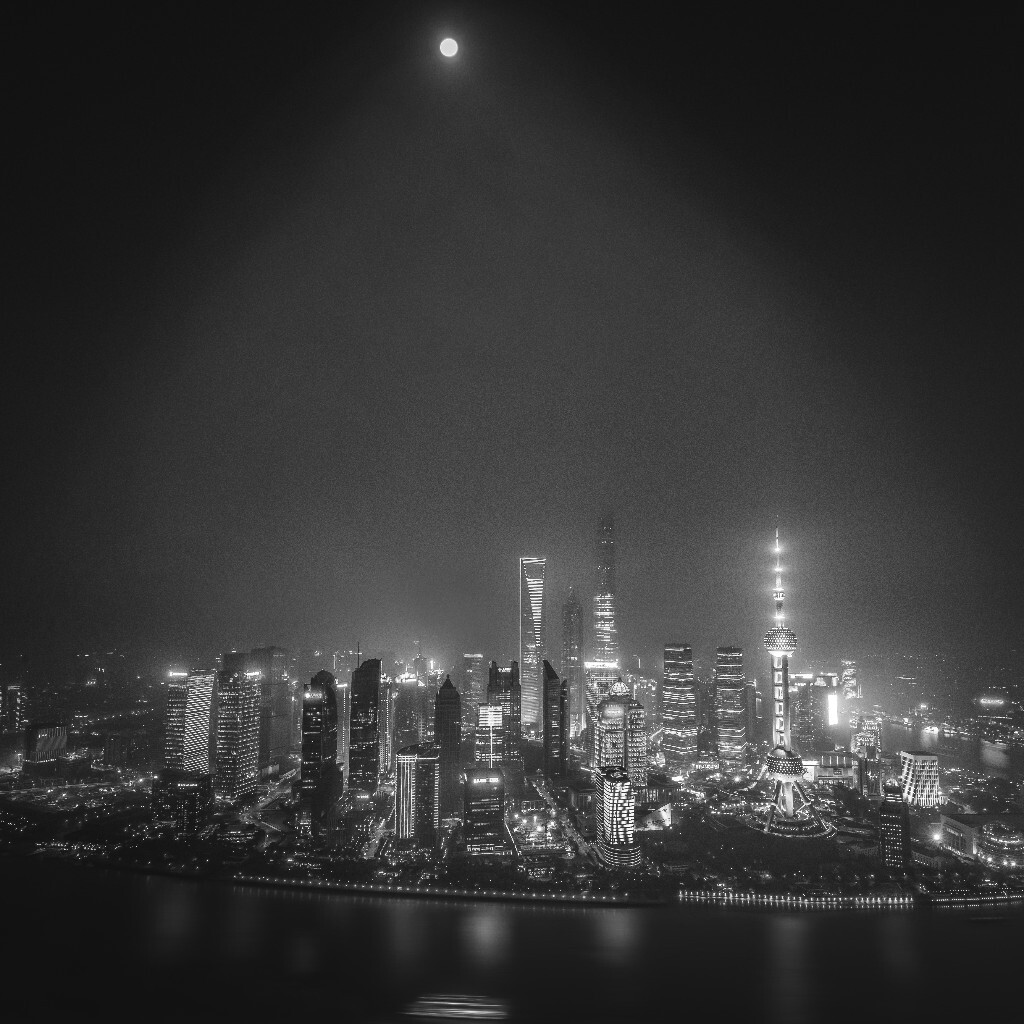 月出东方，华灯初上，雾霾反而给照片增添了戏剧效果，像极了一出巨大的舞台剧。