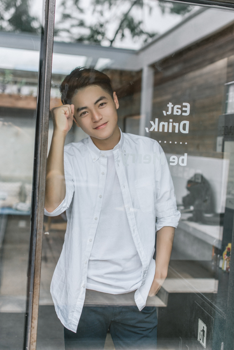 他那忧郁的白衬衫