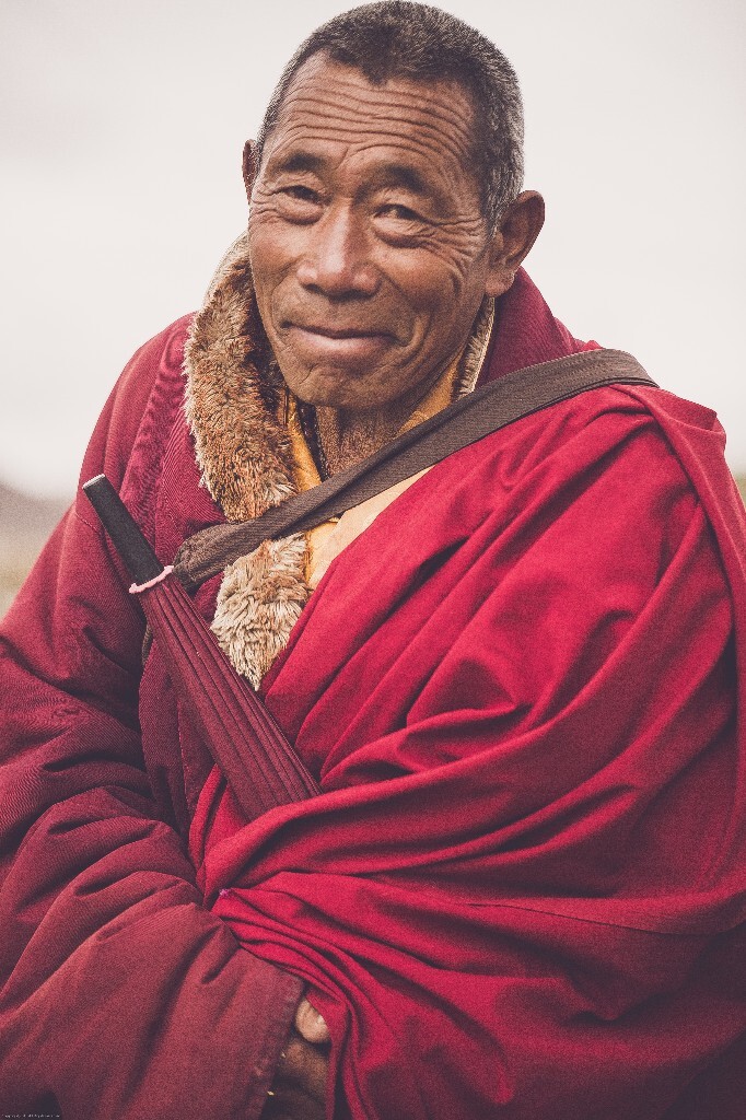 亚青的喇嘛和觉姆们大多亲切而友善，他们愿意拍照，愿意分享他们的生活，每次一按快门，都是一张充满着美好的影像。<br />
这里不是天堂，却是离天堂最近的地方