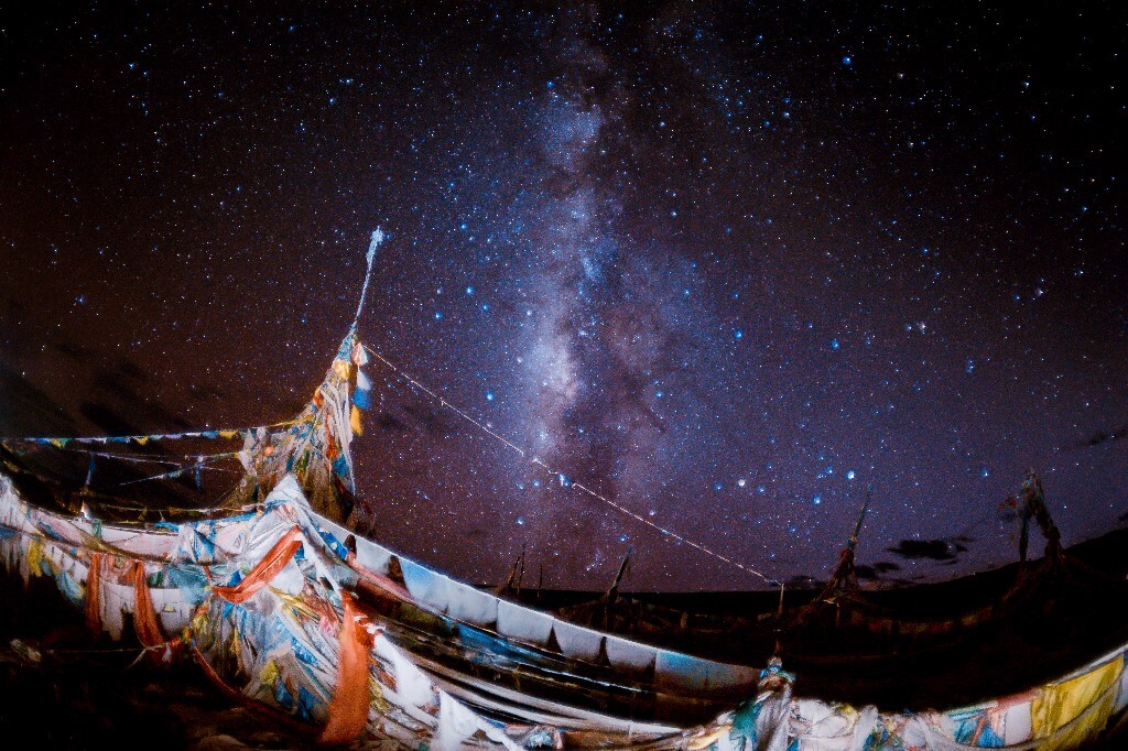 亚青银河，在朵大的指导下，第一次拍摄银河，第一次见到如此美丽又清澈的夜空。<br />
<br />
后期不会处理，只能做成这样了，请各位大大来骂