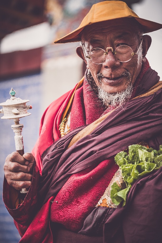 看到我在拍他，老喇嘛自然的就站定了，拍完了我给照片他看，他还握住我的手为我念了一段祈福的经文。<br />
这里不是天堂，却是离天堂最近的地方
