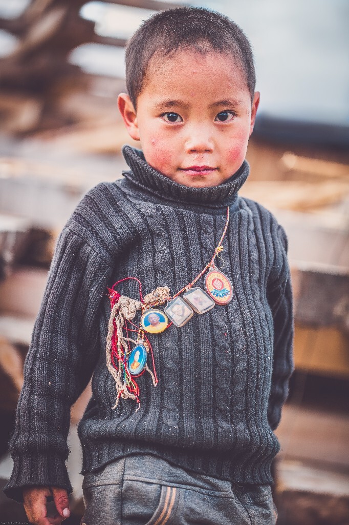 扫街的路上偶遇这个带着历位活佛仁波切胸章的藏族男孩，眼神里带着小小的羞涩和胆怯。他不太会说汉语，直到最后我把一块士力架给他，终于开心的笑起来。<br />
这里不是天堂，却是离天堂最近的地方