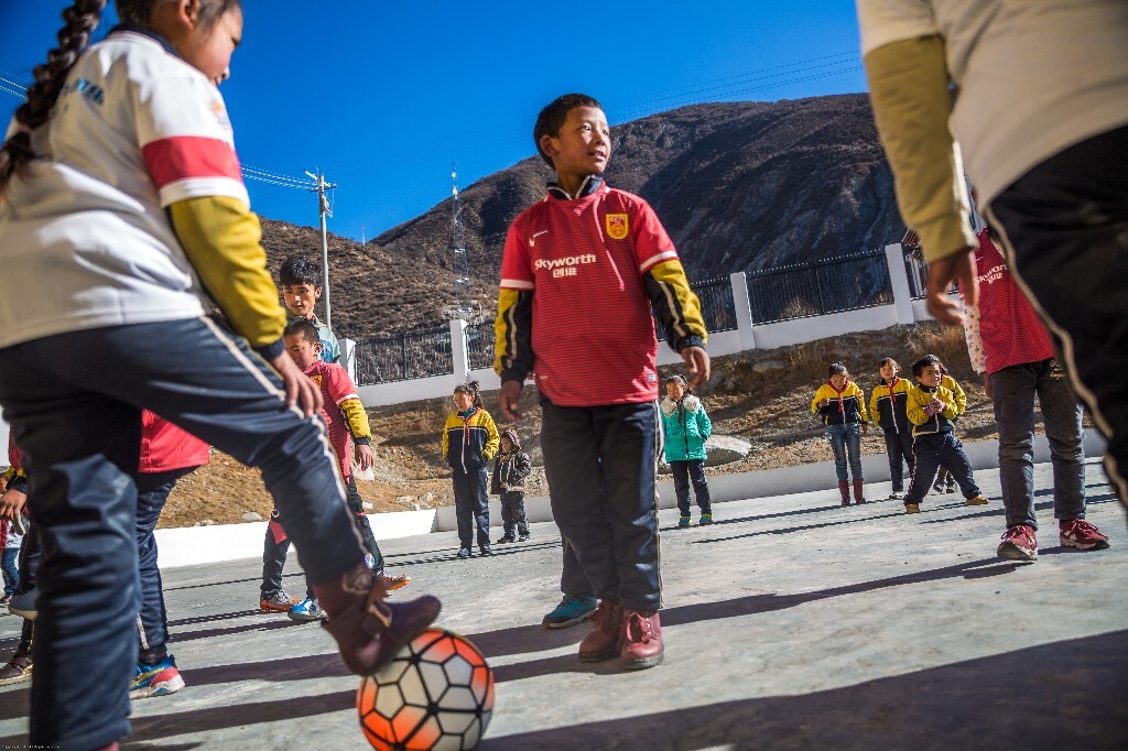 三赴川西，跟着创维为巴塘黄新廷小学的藏族孩子们带来足球教育和物资捐助。看着高寒零下的天气孩子们却没有厚衣和手套，冻得哆哆嗦嗦的样子让我心里满含心酸。希望足球能够为藏族孩子们再增加一条出路！也希望各族同胞们的生活越来越好！