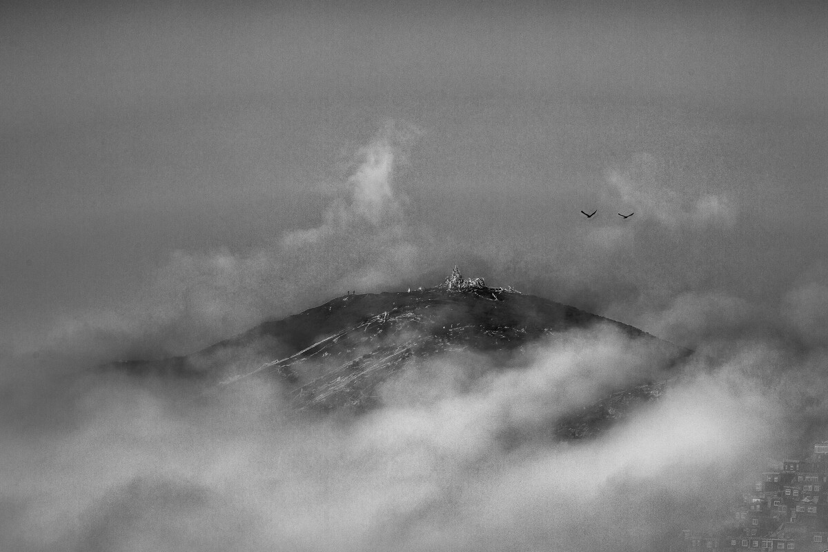 这里是离天堂最近的地方，远山飘渺的云雾压不住经幡的信仰，唯有鸟儿能把它带向远方