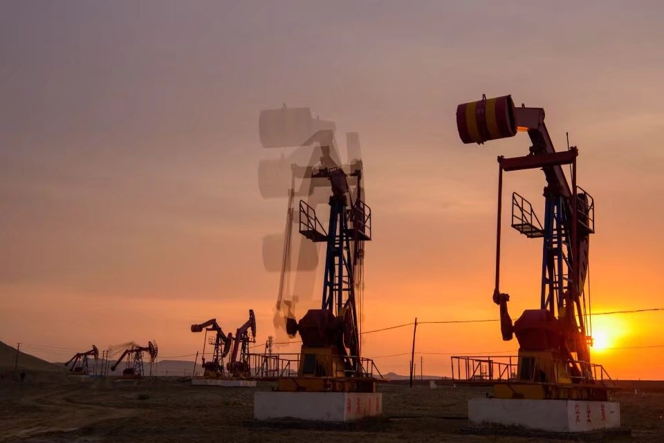 一组克拉玛依磕头机剪影