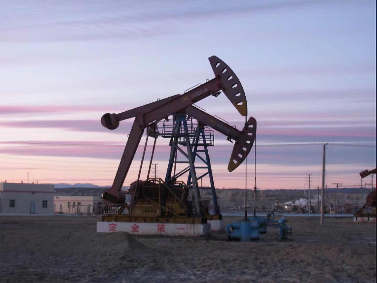 一组克拉玛依磕头机剪影