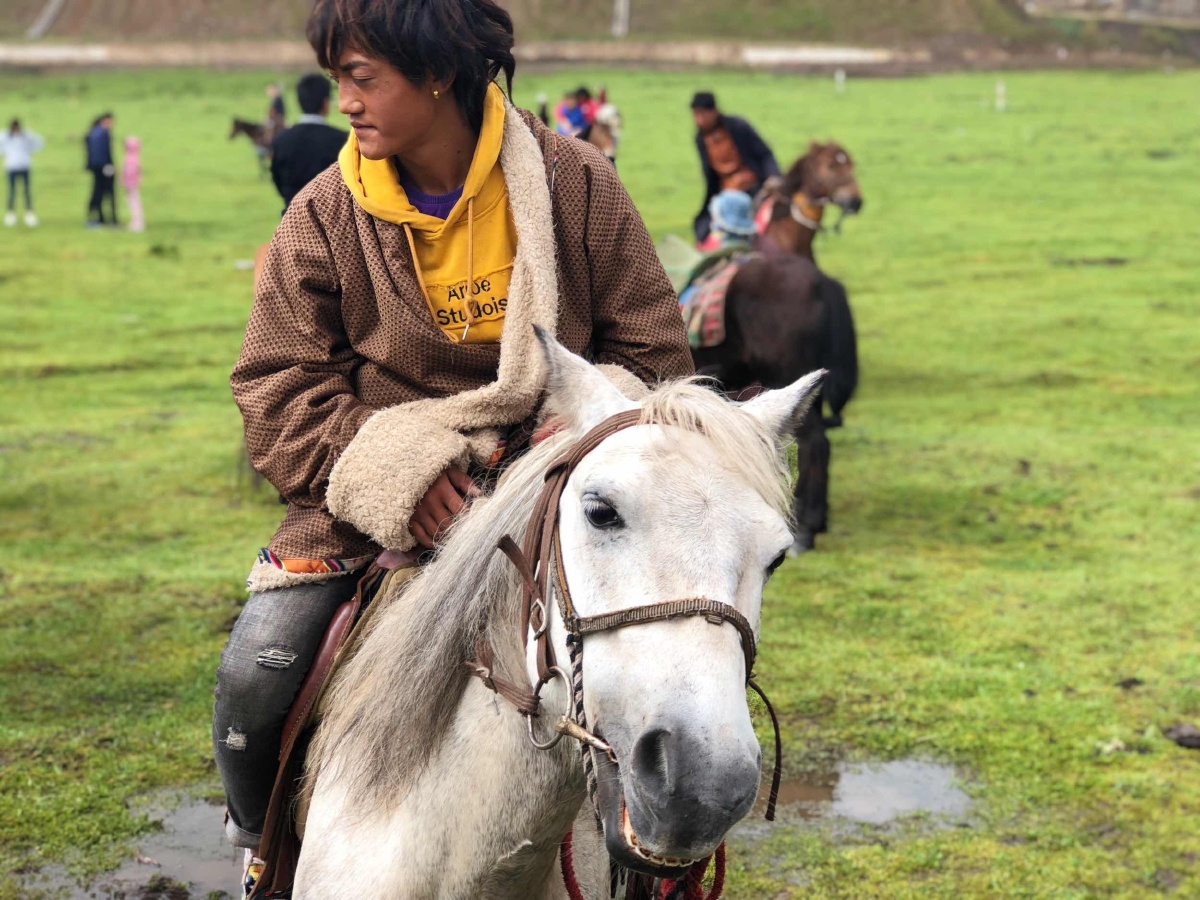 骑马的汉子威武雄壮
