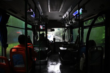 雨中巴士