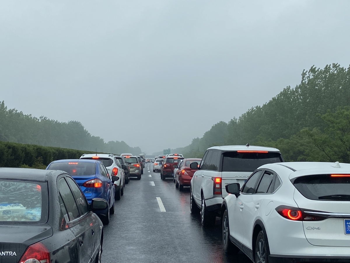 2021年5月4日江苏省淮安市徐宿淮盐高速上的返程车流
