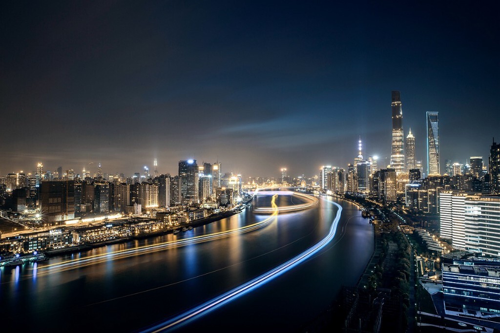 船轨，打破了黄浦江宁静的水面。