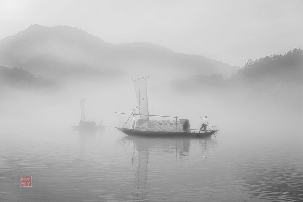 雨后江面突然升起了雾气，水墨画般的意境。