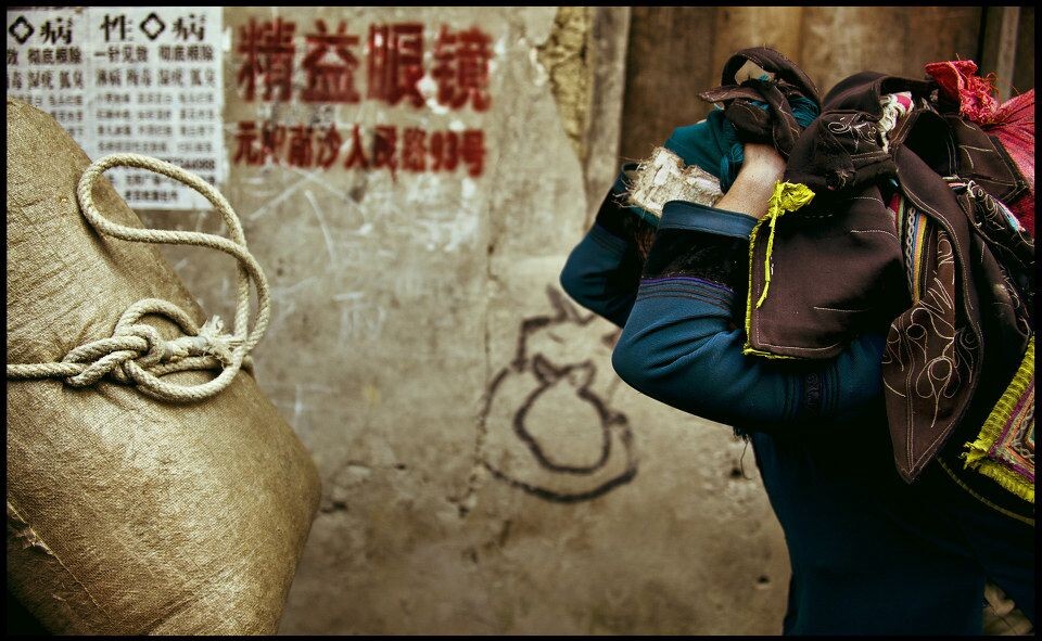 哈尼妇<br />
据说哈尼族老爷们都不如女的勤快，过了这个集市得到证实。