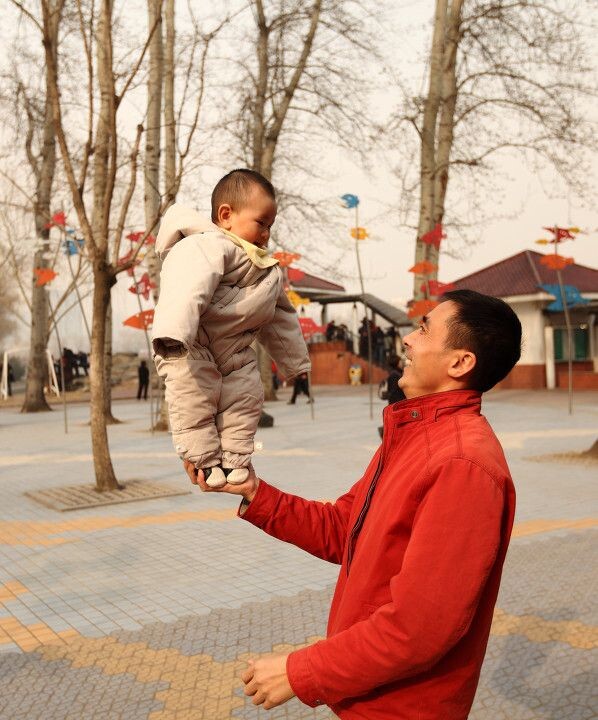 You raise me up<br />
我特喜欢这个照片,在公园的一次拍照中看到的一家四口,从衣着上看出他们并不是有钱的家庭,但我肯定他们是幸福的家庭,比起金钱和地位来说我觉得幸福更是我们所需要的。每次看这个照片耳边都会响起一首歌:You raise me up。you raise me up, so I can stand on mountains;<br /><br />
you raise me up, to walk on stormy seas;<br /><br />
我们应该感谢父亲母亲,他们用日夜操劳换来了我们儿时开心的笑容,他们无私的爱让我们幸福快乐的成长,他们托起我们的双手是如此的坚强,而等他们老了的时候,我们还会像这样抱起他们么?
