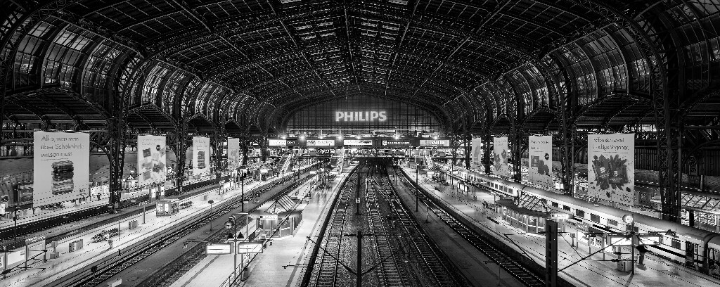 Hamburg Hauptbahnhof是汉堡最主要的火车站，站内有德国高铁ICE和城际列车IC以及地面轻轨S-Bahn，站外是公交枢纽HVV以及地铁U-Bahn. Hbf最大的广告位已被PHILIPS霸占多年，对比了下去年同样位置拍摄的照片发现广告主基本没有变化。