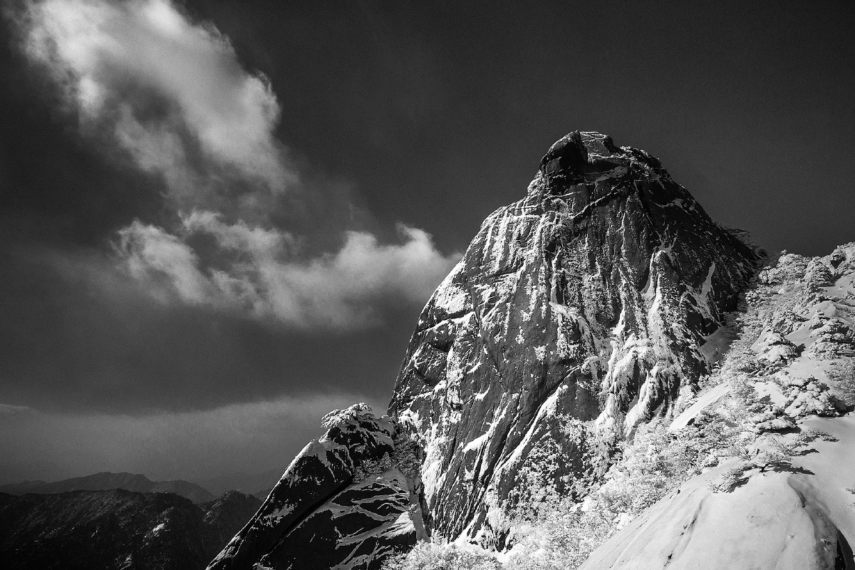 在黑白灰的世界中,或许才能更好地洞察山的气势,云的幻变,雪的