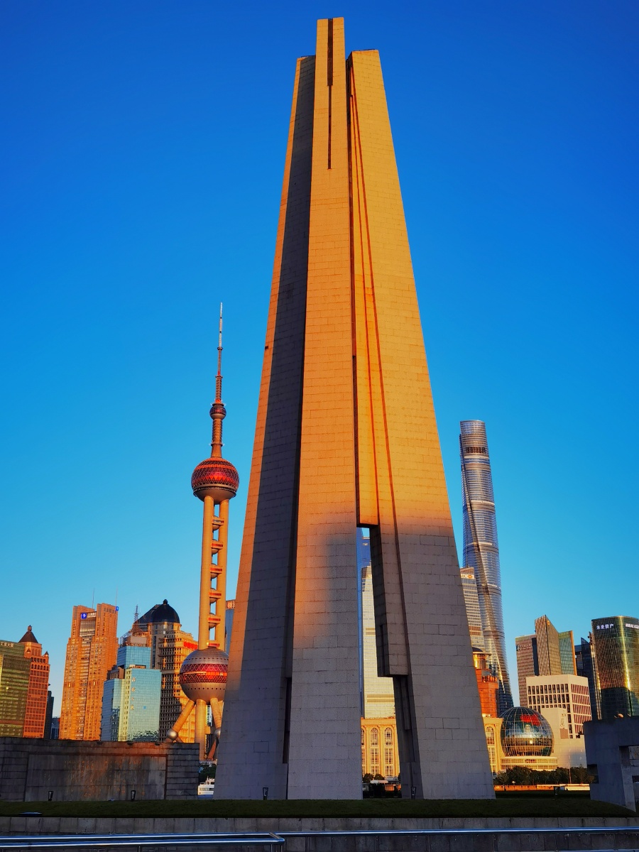 人民英雄纪念碑位于外滩的人民英雄纪念碑背景是东方明珠上海中心是