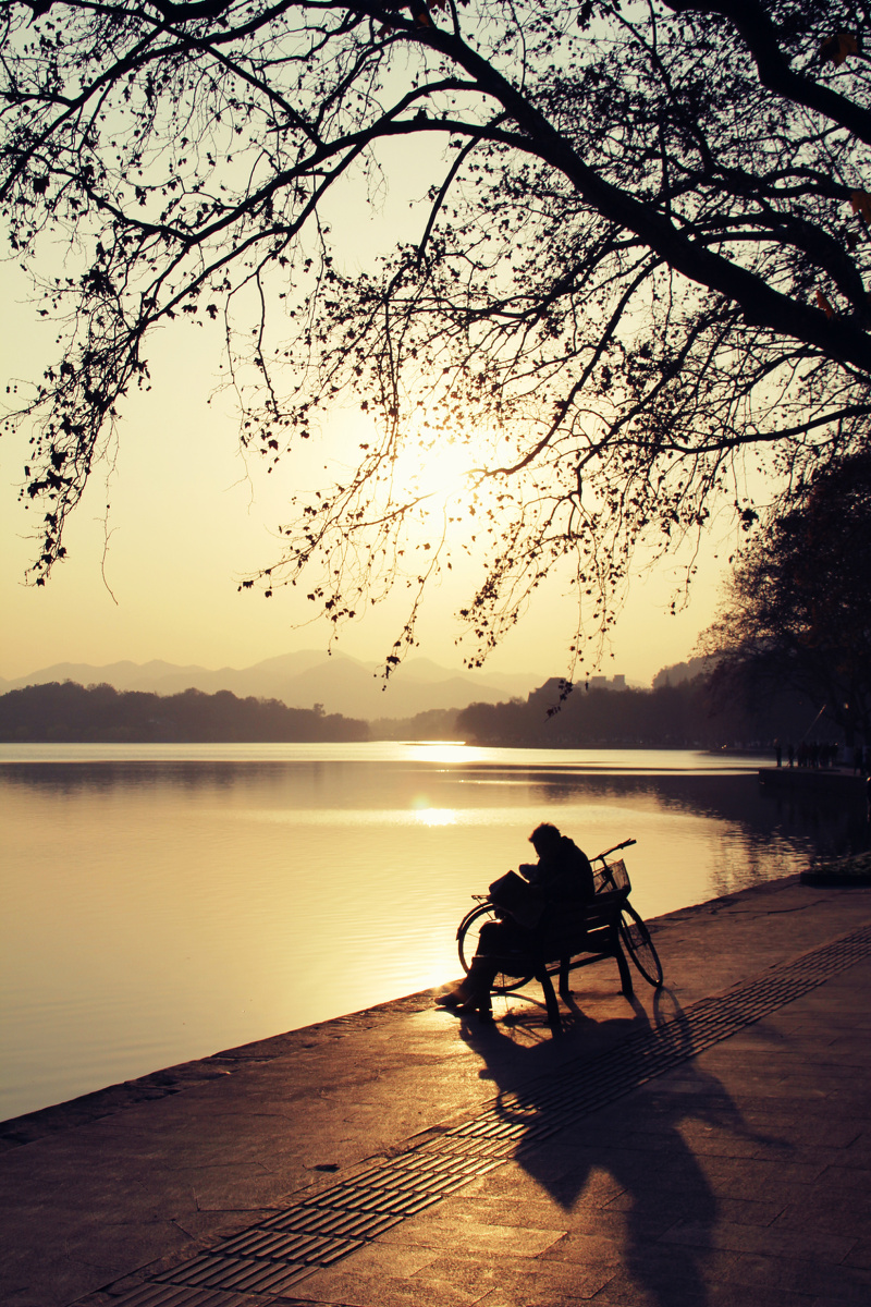 透过夕阳散发的安逸.
