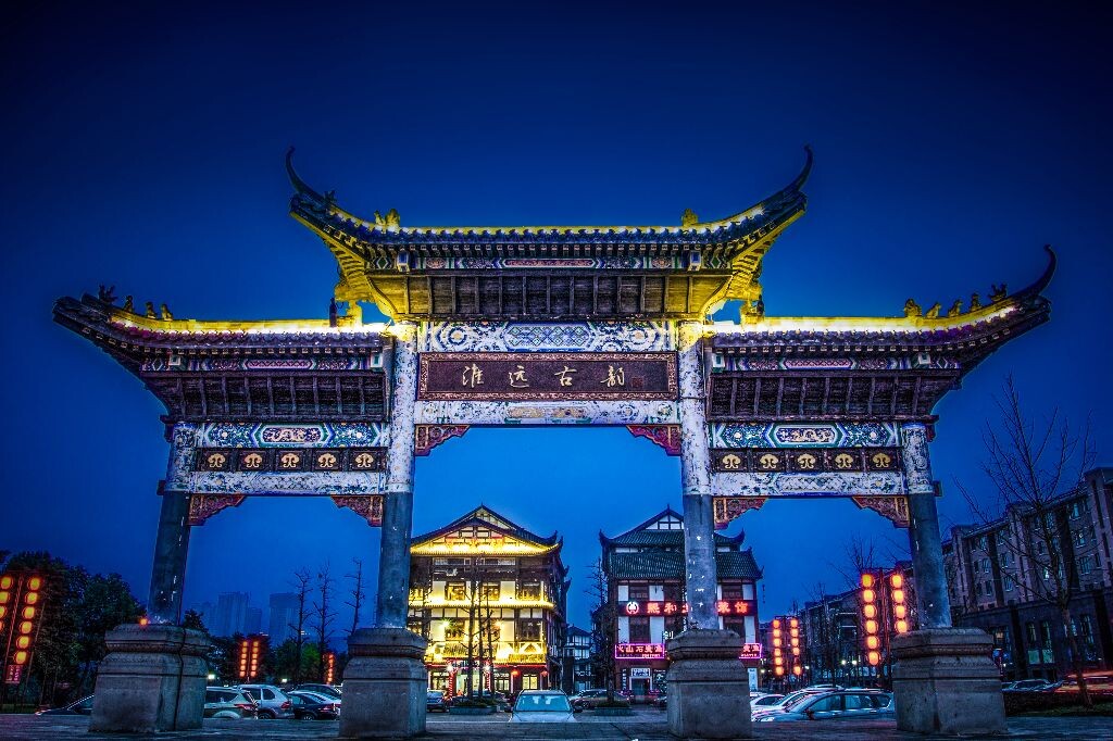 没想到离家不远有这样一个别致地方:淮远古韵。古朴整洁的街道，让人顿时脱离城市的喧嚣，徜徉在清澈的小溪旁，静静的等待华灯初上。
